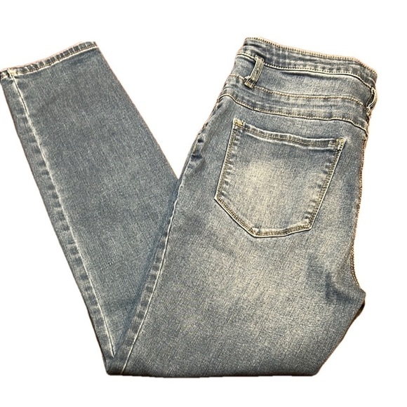 refuge Denim - REFUGE Gray Skinny Leg Distressed Jeans
Size 10